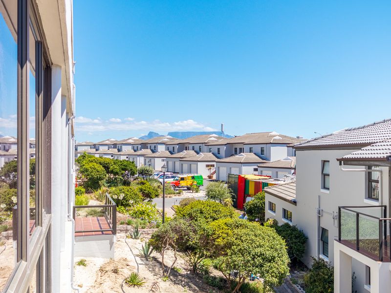 2 Bedroom Fully Furnished apartment within walking distance to the beach. - Photo 2