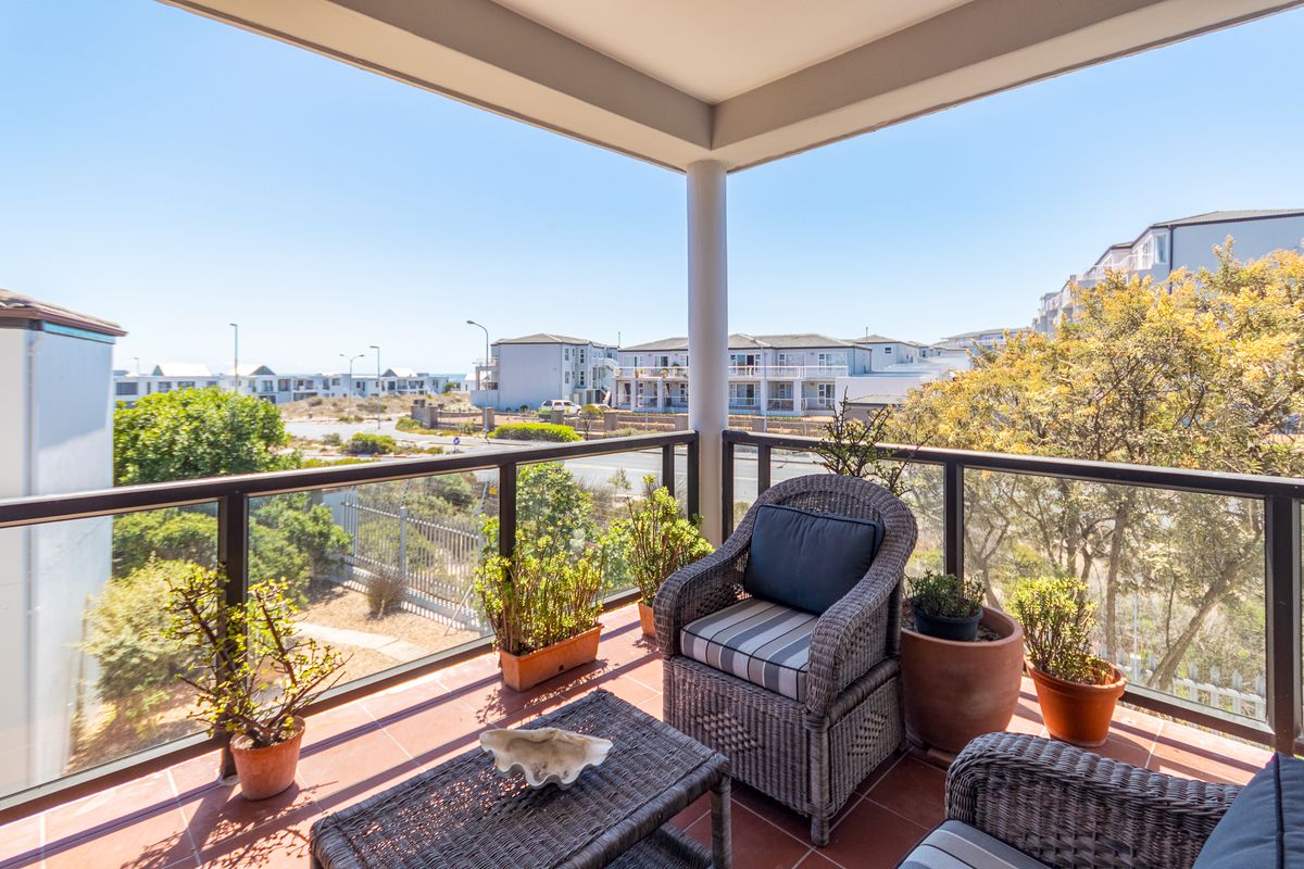 2 Bedroom Fully Furnished apartment within walking distance to the beach. - Photo 3