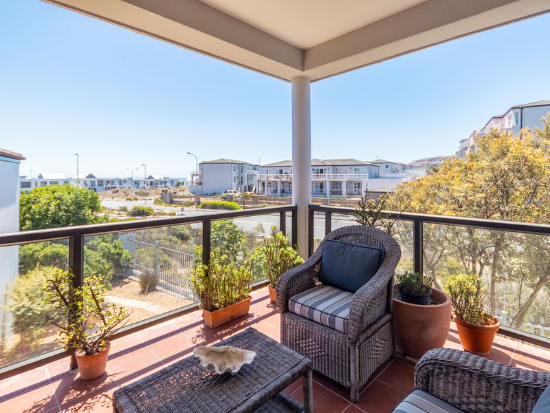 2 Bedroom Fully Furnished apartment within walking distance to the beach. - Photo 3