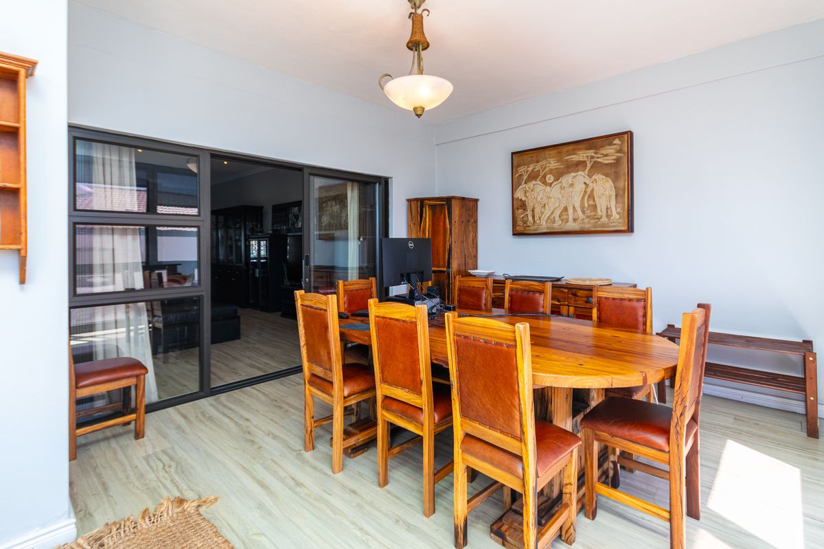 2 Bedroom Fully Furnished apartment within walking distance to the beach. - Photo 5