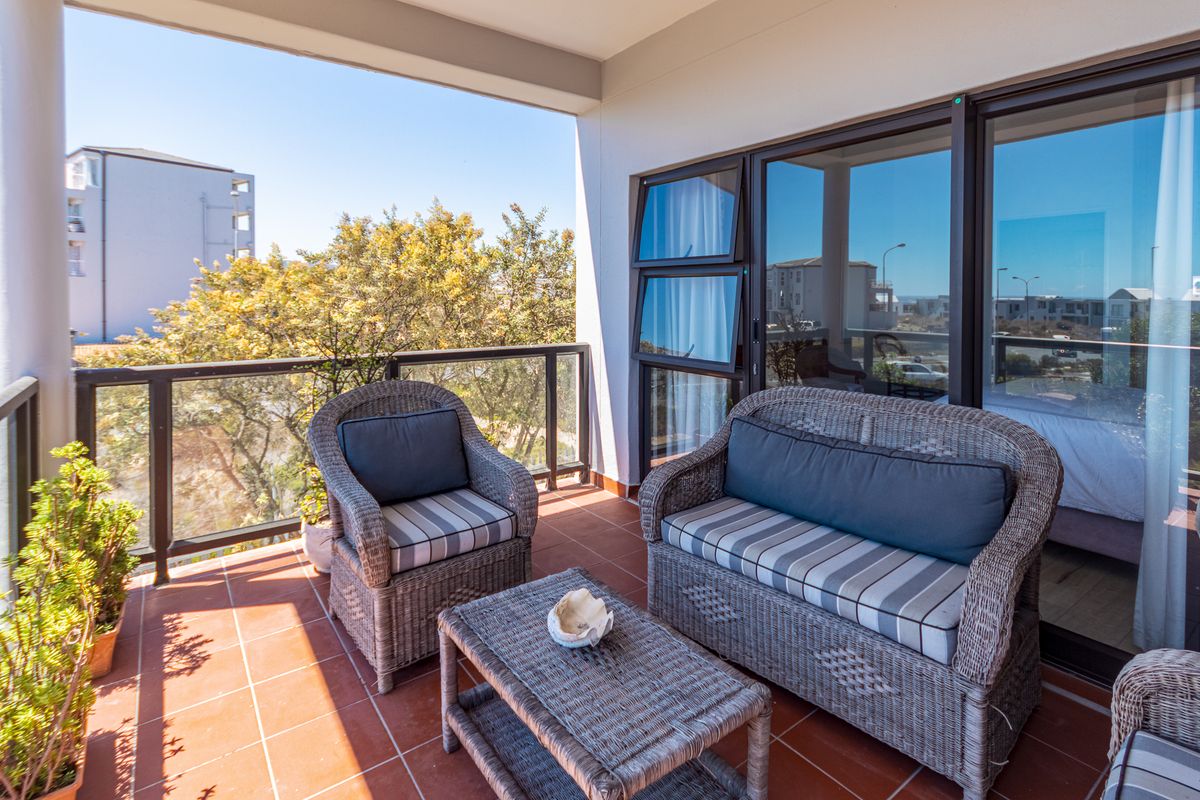 2 Bedroom Fully Furnished apartment within walking distance to the beach. - Photo 4