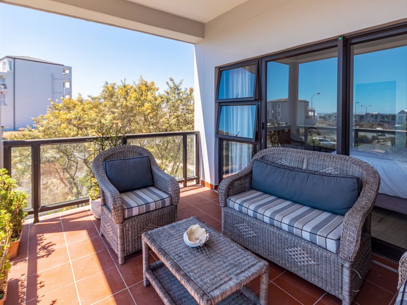 2 Bedroom Fully Furnished apartment within walking distance to the beach. - Photo 4