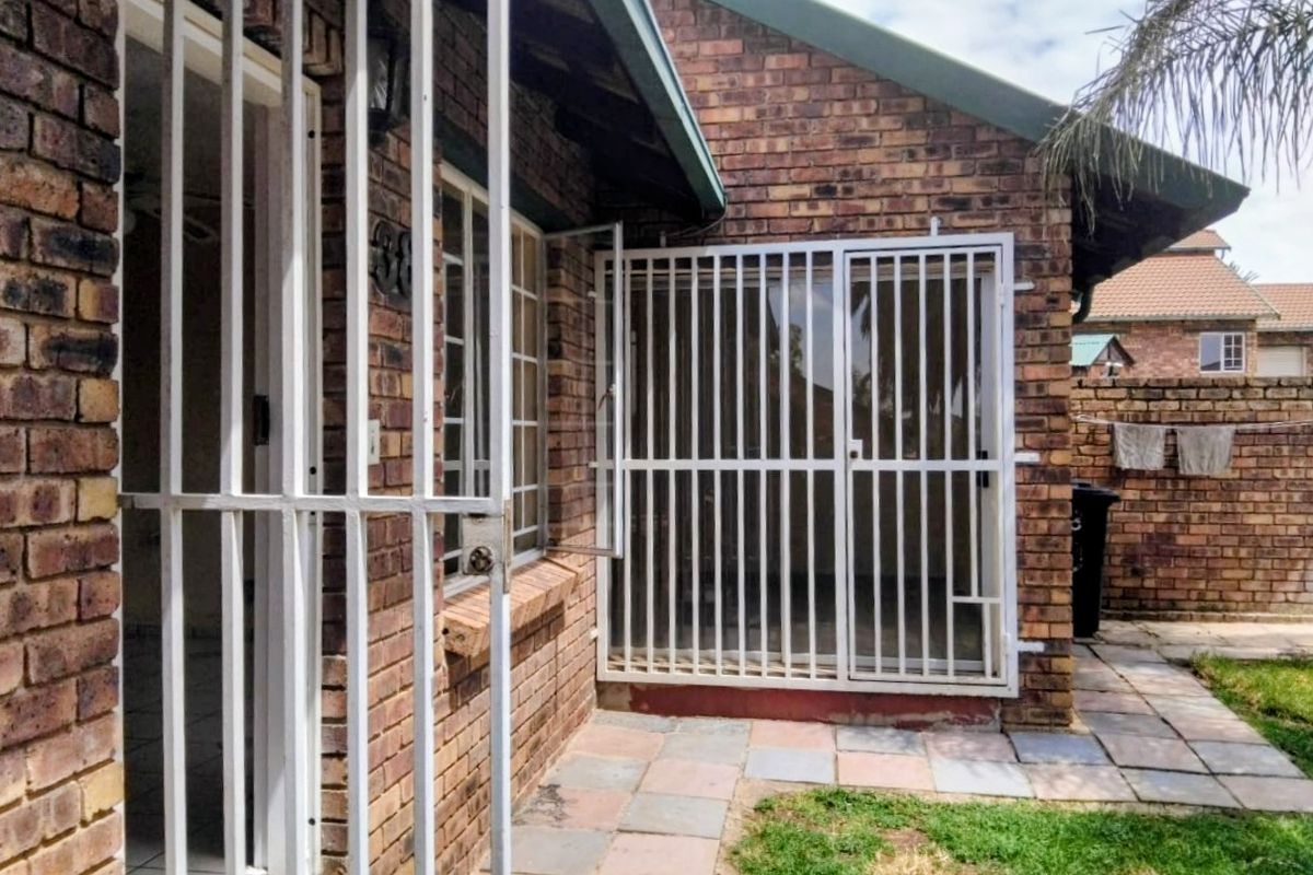 Renovated 3 bedroom Townhouse!! - Photo 2