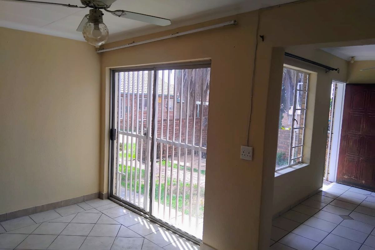 Renovated 3 bedroom Townhouse!! - Photo 5