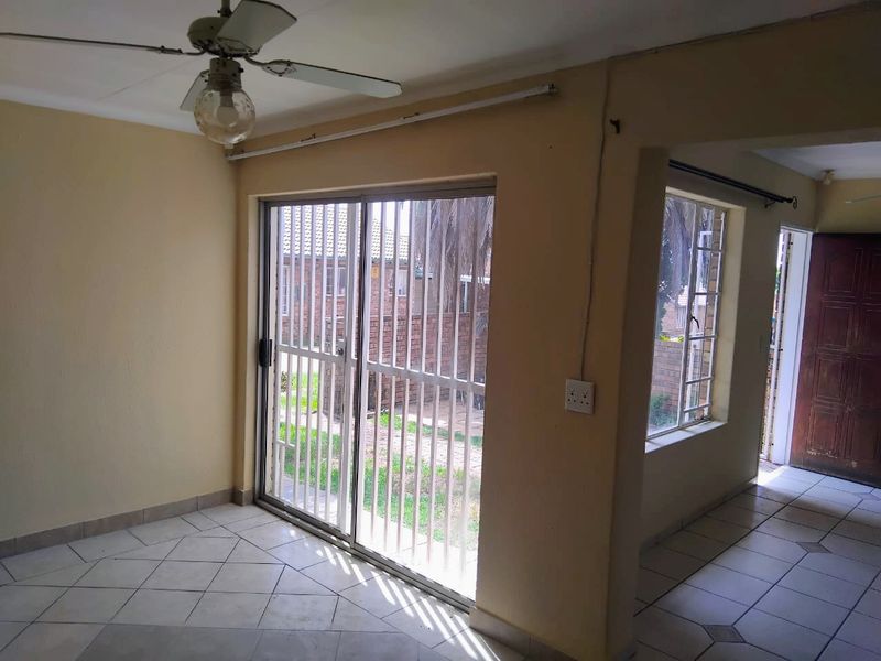 Renovated 3 bedroom Townhouse!! - Photo 5