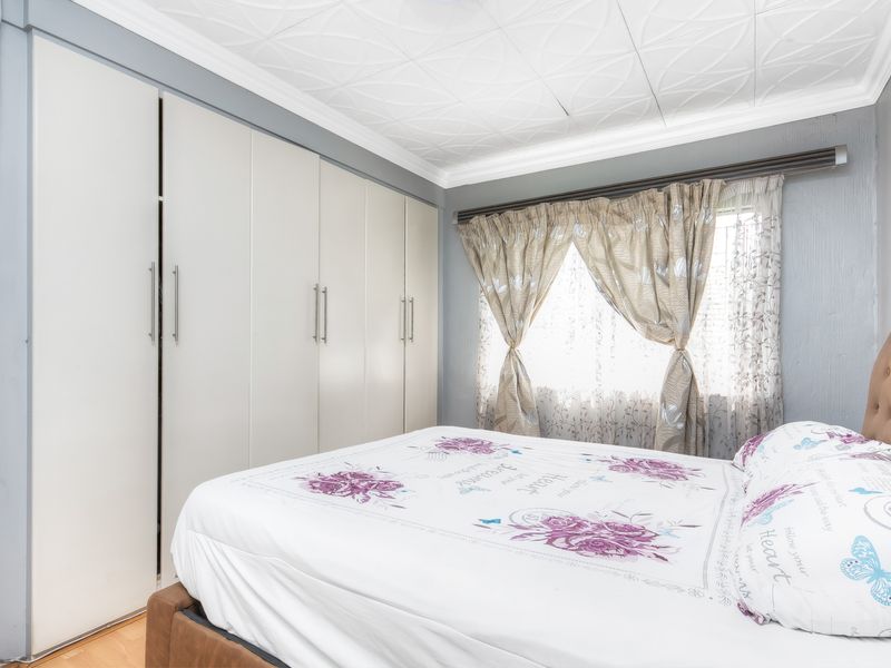 PERFECT LOCK UP AN GO SIMPLEX....... IN A WELL LOOKED AFTER COMPLEX WITH A 24 HOUR GUARD - Photo 10