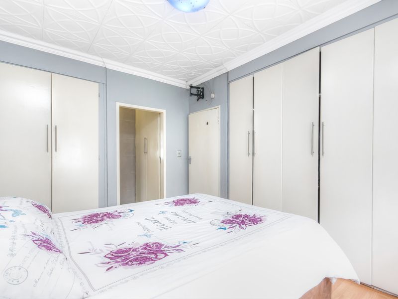 PERFECT LOCK UP AN GO SIMPLEX....... IN A WELL LOOKED AFTER COMPLEX WITH A 24 HOUR GUARD - Photo 9