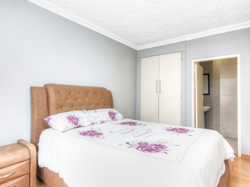 PERFECT LOCK UP AN GO SIMPLEX....... IN A WELL LOOKED AFTER COMPLEX WITH A 24 HOUR GUARD - Photo 8