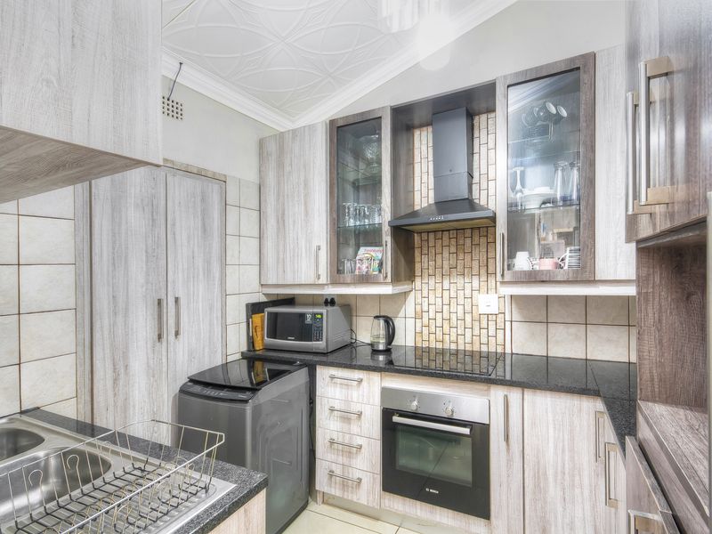 PERFECT LOCK UP AN GO SIMPLEX....... IN A WELL LOOKED AFTER COMPLEX WITH A 24 HOUR GUARD - Photo 7