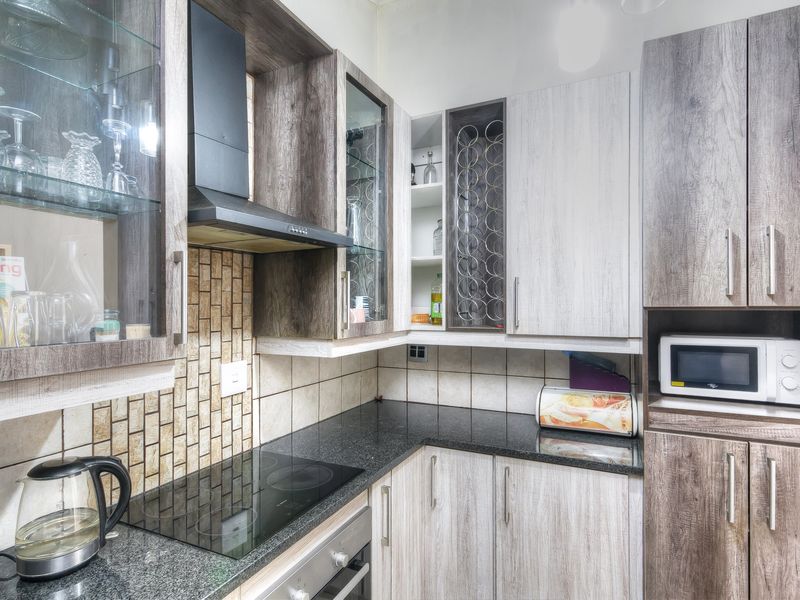 PERFECT LOCK UP AN GO SIMPLEX....... IN A WELL LOOKED AFTER COMPLEX WITH A 24 HOUR GUARD - Photo 6