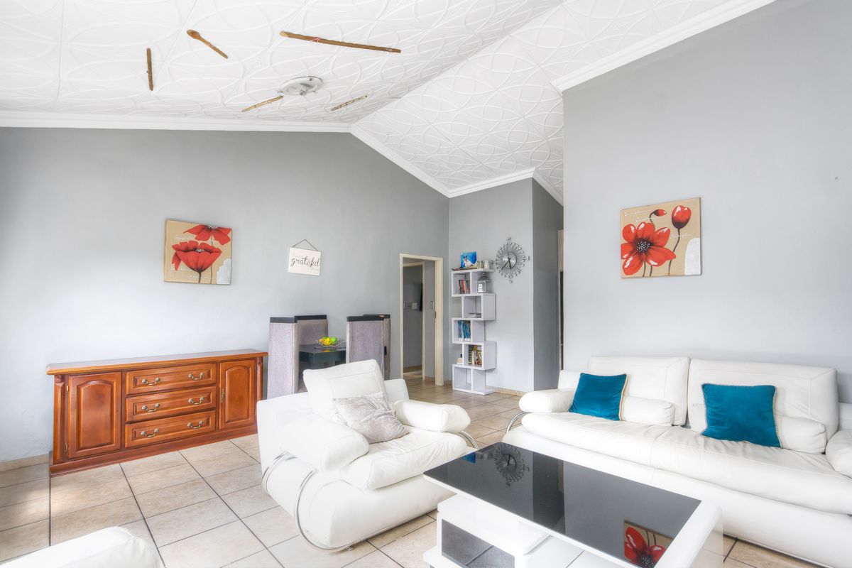 PERFECT LOCK UP AN GO SIMPLEX....... IN A WELL LOOKED AFTER COMPLEX WITH A 24 HOUR GUARD - Photo 5