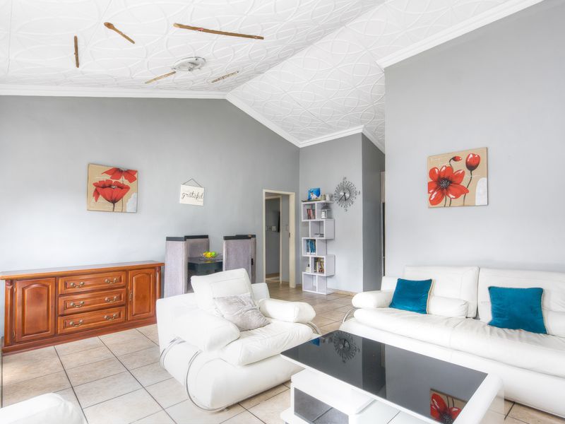 PERFECT LOCK UP AN GO SIMPLEX....... IN A WELL LOOKED AFTER COMPLEX WITH A 24 HOUR GUARD - Photo 5