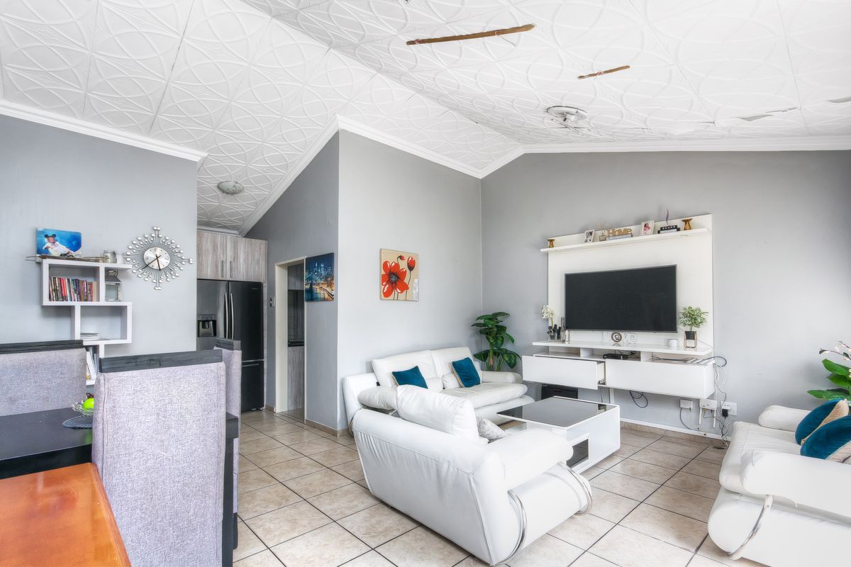 PERFECT LOCK UP AN GO SIMPLEX....... IN A WELL LOOKED AFTER COMPLEX WITH A 24 HOUR GUARD - Photo 3