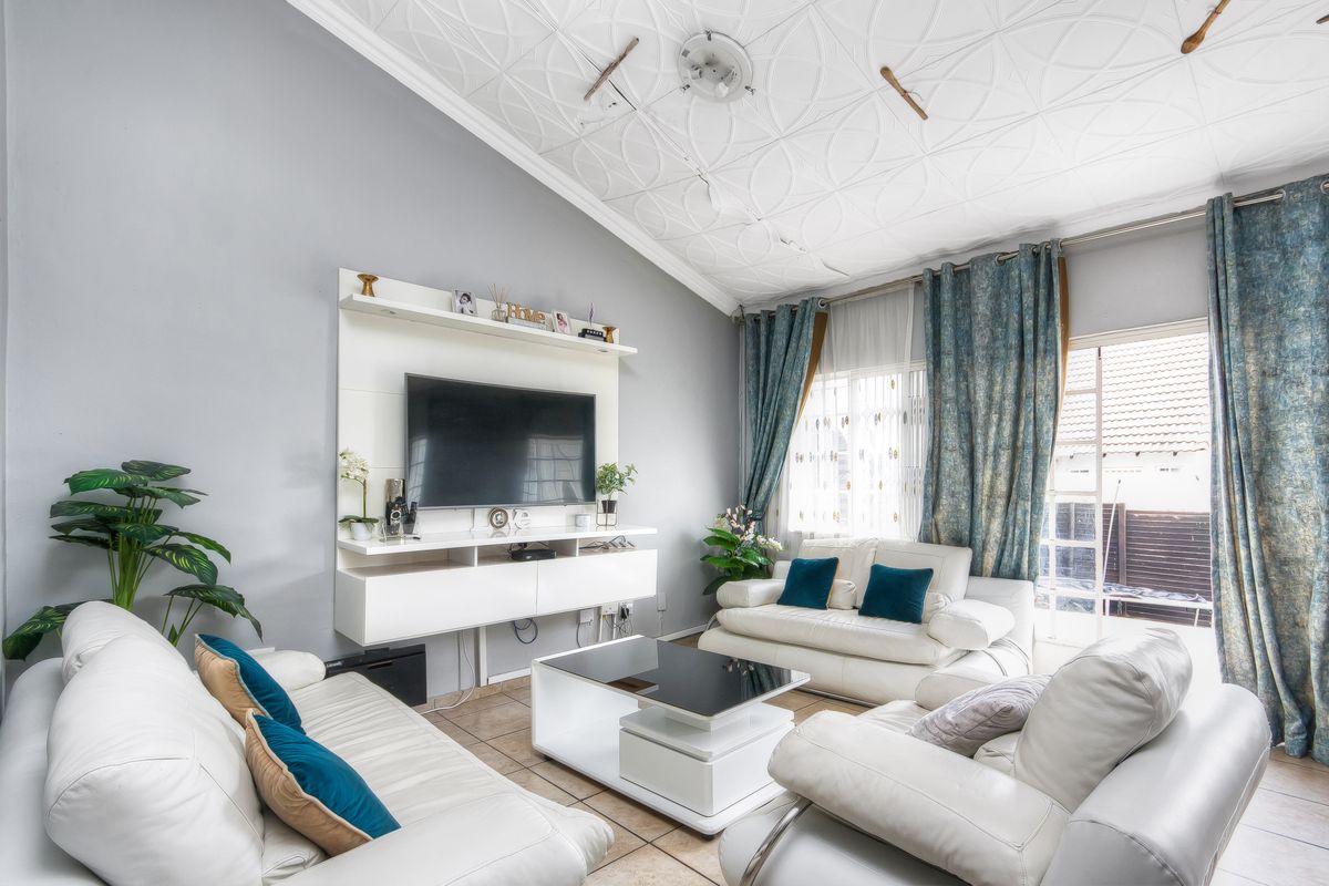 PERFECT LOCK UP AN GO SIMPLEX....... IN A WELL LOOKED AFTER COMPLEX WITH A 24 HOUR GUARD - Photo 4