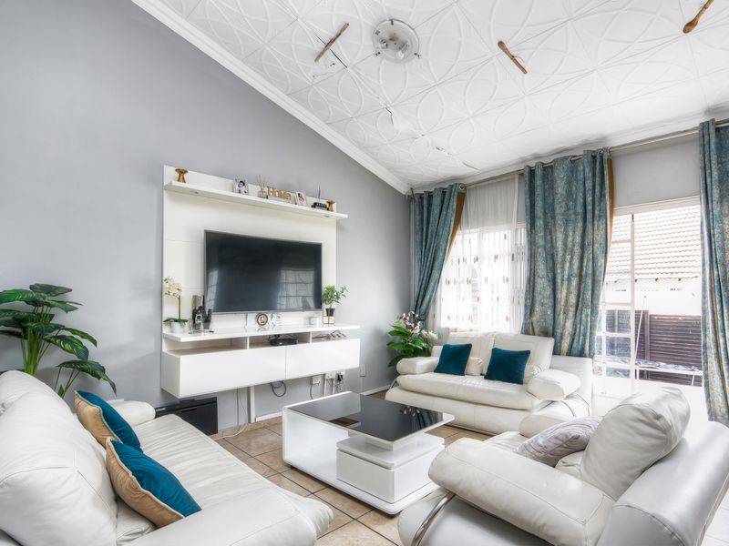 PERFECT LOCK UP AN GO SIMPLEX....... IN A WELL LOOKED AFTER COMPLEX WITH A 24 HOUR GUARD - Photo 4