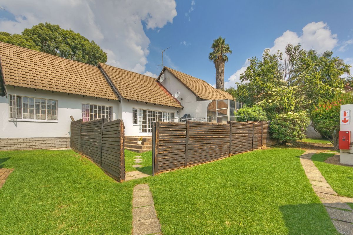 PERFECT LOCK UP AN GO SIMPLEX....... IN A WELL LOOKED AFTER COMPLEX WITH A 24 HOUR GUARD - Photo 2