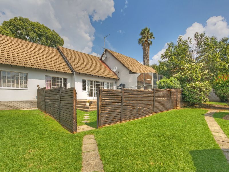 PERFECT LOCK UP AN GO SIMPLEX....... IN A WELL LOOKED AFTER COMPLEX WITH A 24 HOUR GUARD - Photo 2