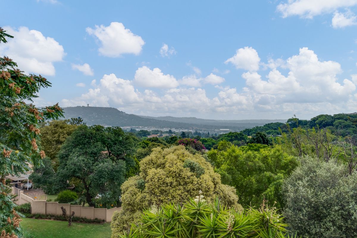 NESTLED IN A QUIET CLOSED OFF CUL-DE-SAC IN THE HEART OF ROBIN HILLS - Photo 2