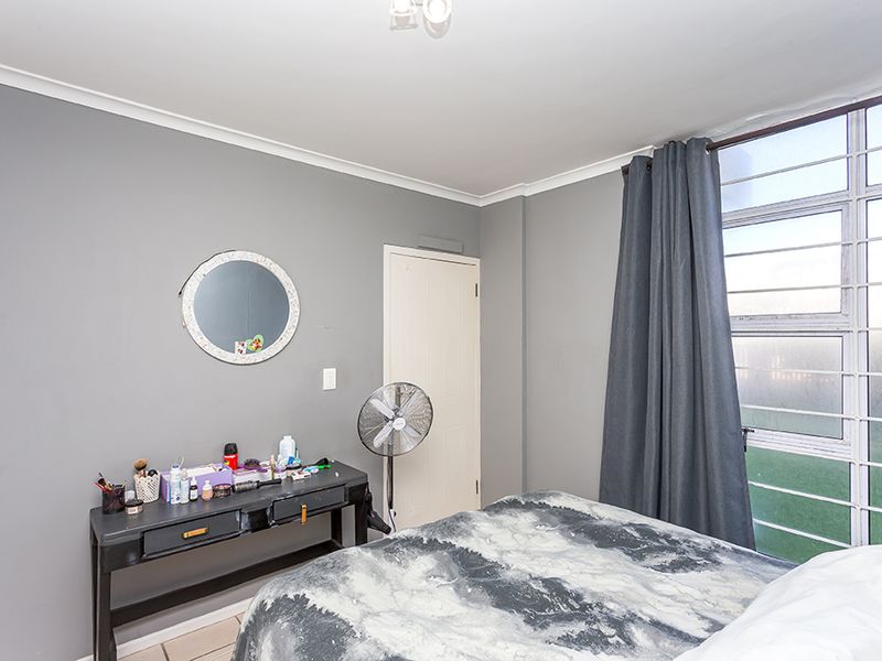 Lovely ground floor unit in popular complex - Photo 10