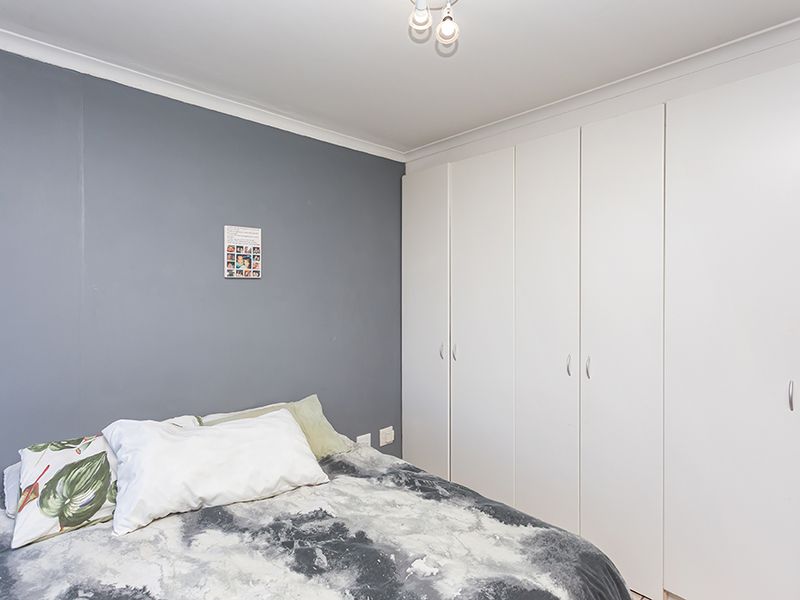 Lovely ground floor unit in popular complex - Photo 9