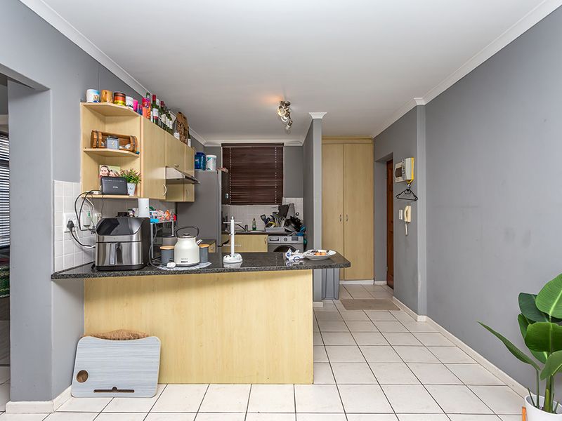 Lovely ground floor unit in popular complex - Photo 8