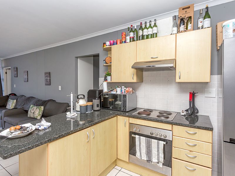 Lovely ground floor unit in popular complex - Photo 7