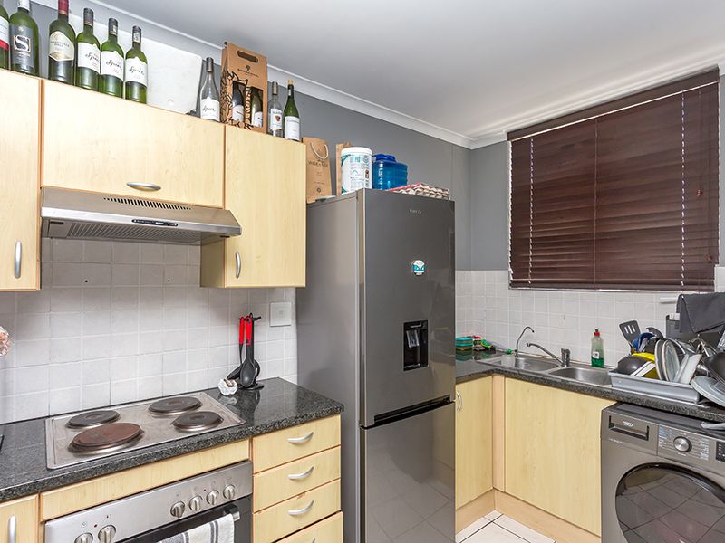 Lovely ground floor unit in popular complex - Photo 6