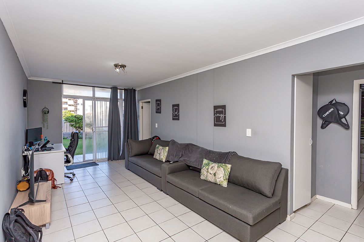 Lovely ground floor unit in popular complex - Photo 4