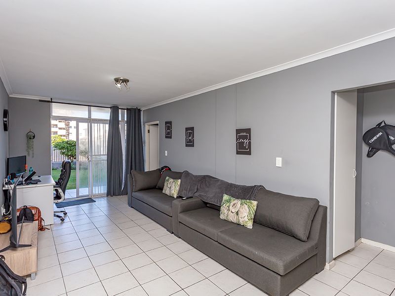 Lovely ground floor unit in popular complex - Photo 4