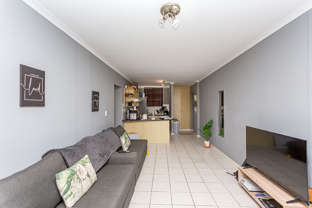 Lovely ground floor unit in popular complex - Photo 3