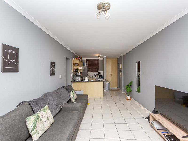 Lovely ground floor unit in popular complex - Photo 3