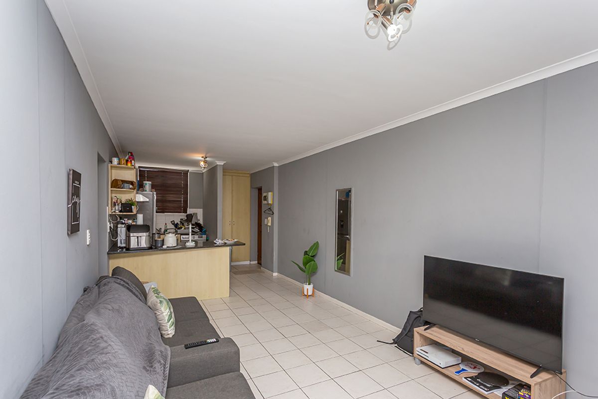 Lovely ground floor unit in popular complex - Photo 2