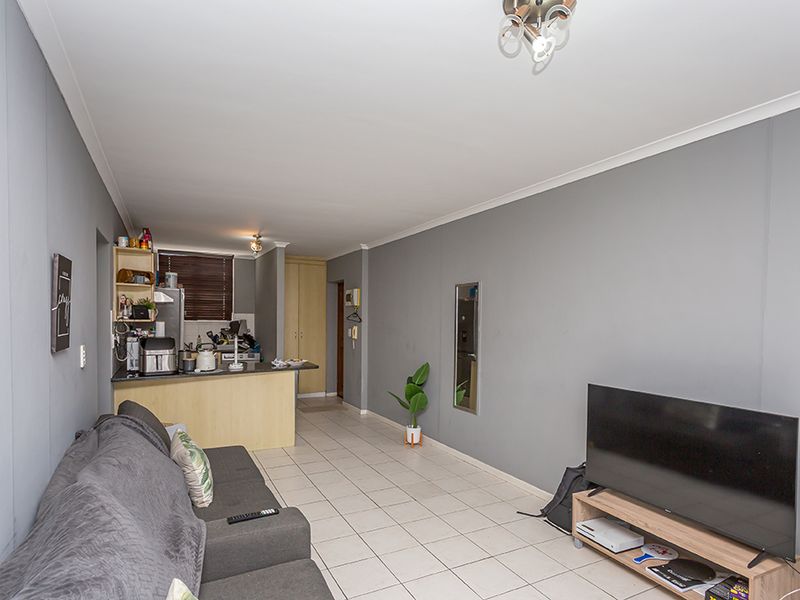 Lovely ground floor unit in popular complex - Photo 2