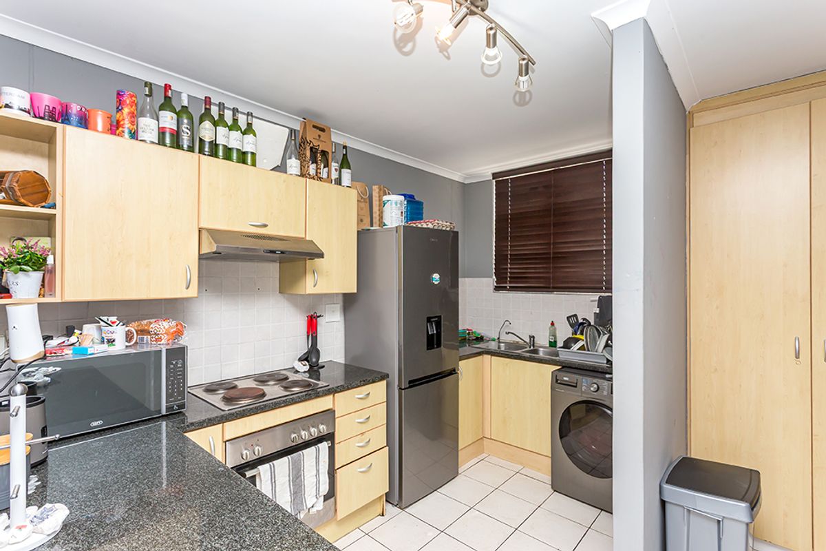 Lovely ground floor unit in popular complex - Photo 5