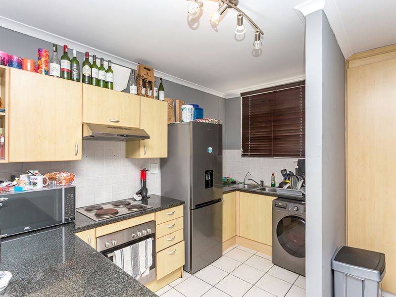 Lovely ground floor unit in popular complex - Photo 5