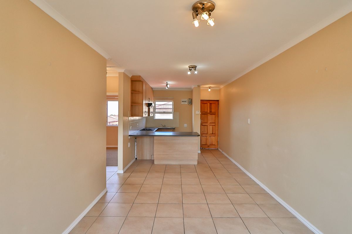 WALMER HEIGHTS 2 BED 1 BATH APARTMENT FOR SALE - Photo 2