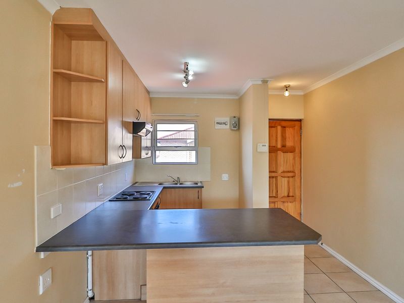 WALMER HEIGHTS 2 BED 1 BATH APARTMENT FOR SALE - Photo 3