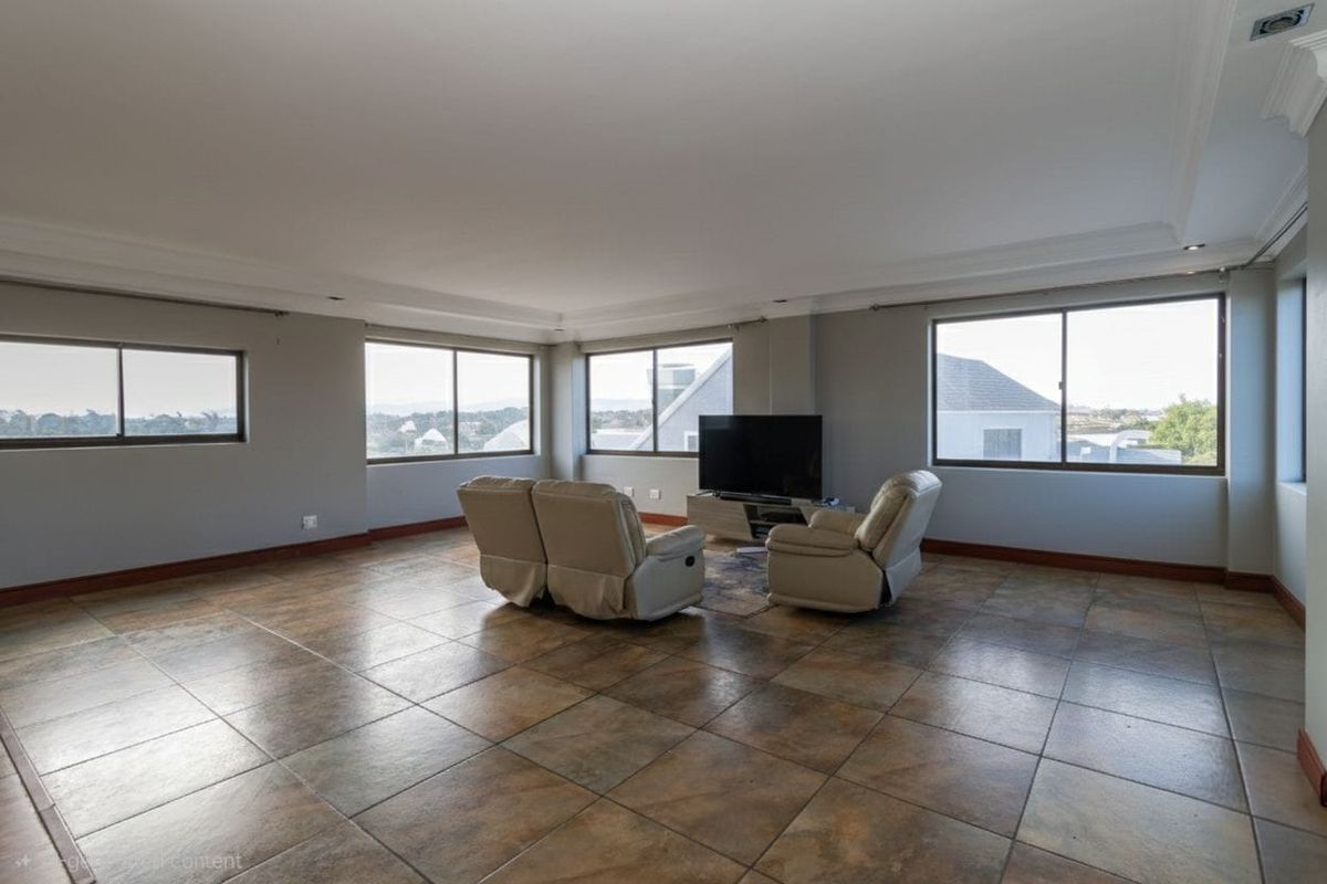 Spacious 3-Bedroom Penthouse with Panoramic Views - Photo 2
