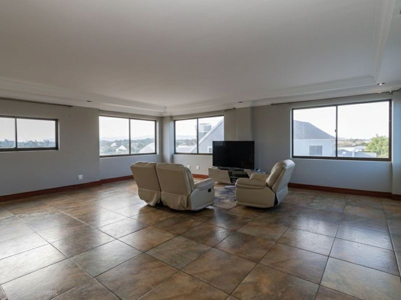 Spacious 3-Bedroom Penthouse with Panoramic Views - Photo 2