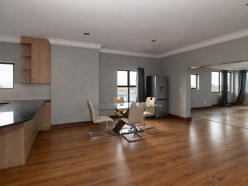 Spacious 3-Bedroom Penthouse with Panoramic Views - Photo 9