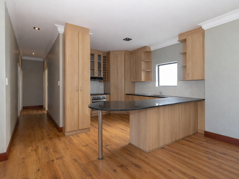 Spacious 3-Bedroom Penthouse with Panoramic Views - Photo 6