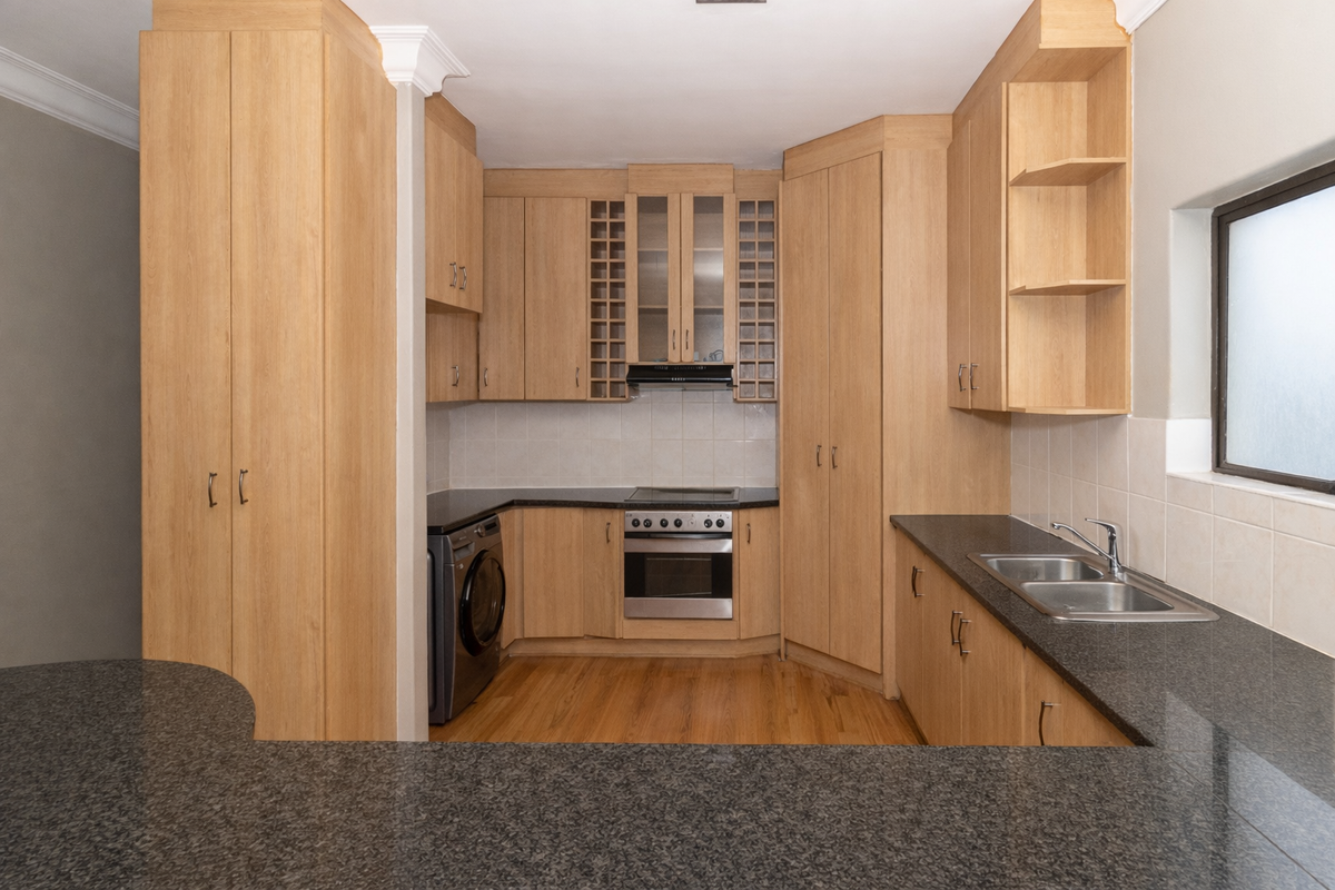 Spacious 3-Bedroom Penthouse with Panoramic Views - Photo 5