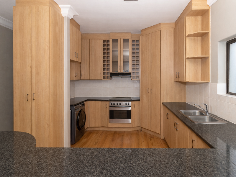 Spacious 3-Bedroom Penthouse with Panoramic Views - Photo 5