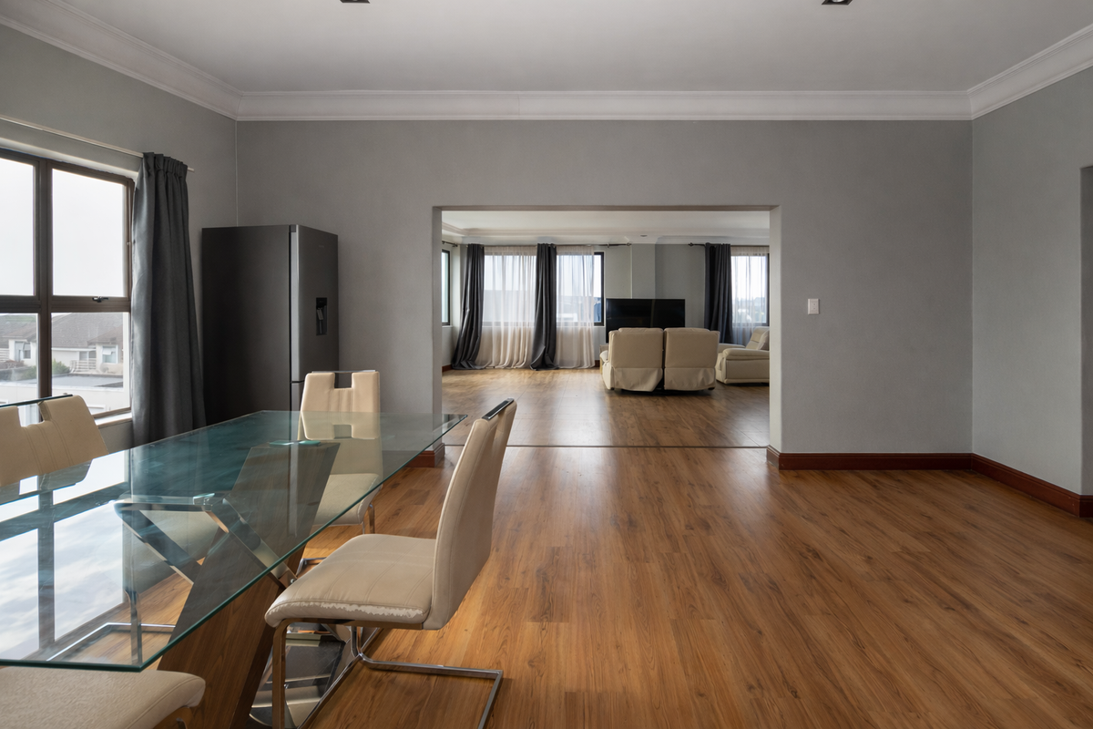 Spacious 3-Bedroom Penthouse with Panoramic Views - Photo 3