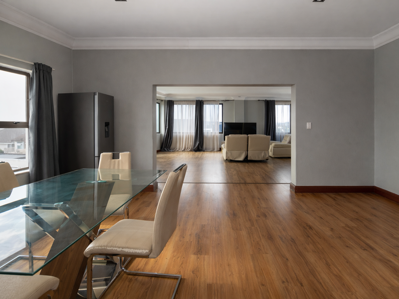 Spacious 3-Bedroom Penthouse with Panoramic Views - Photo 3