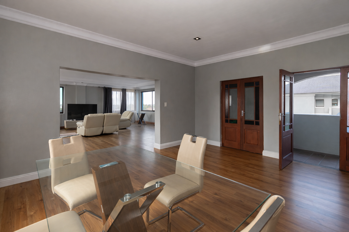 Spacious 3-Bedroom Penthouse with Panoramic Views - Photo 4