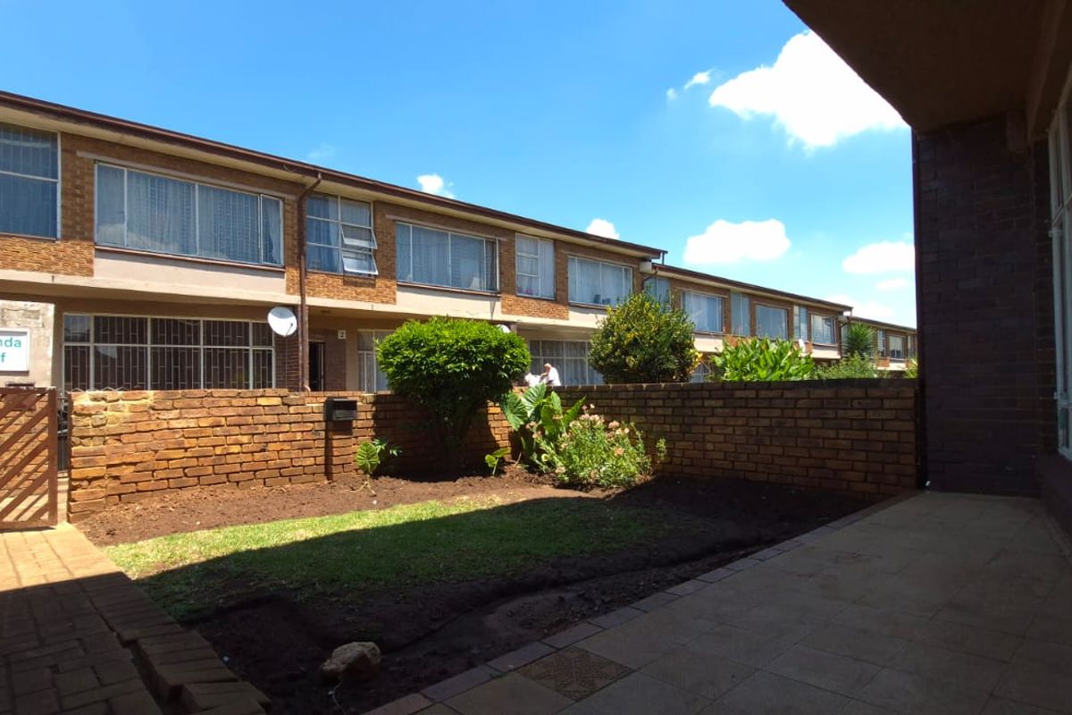 Two bedroom duplex for sale in Brakpan Central - Photo 2
