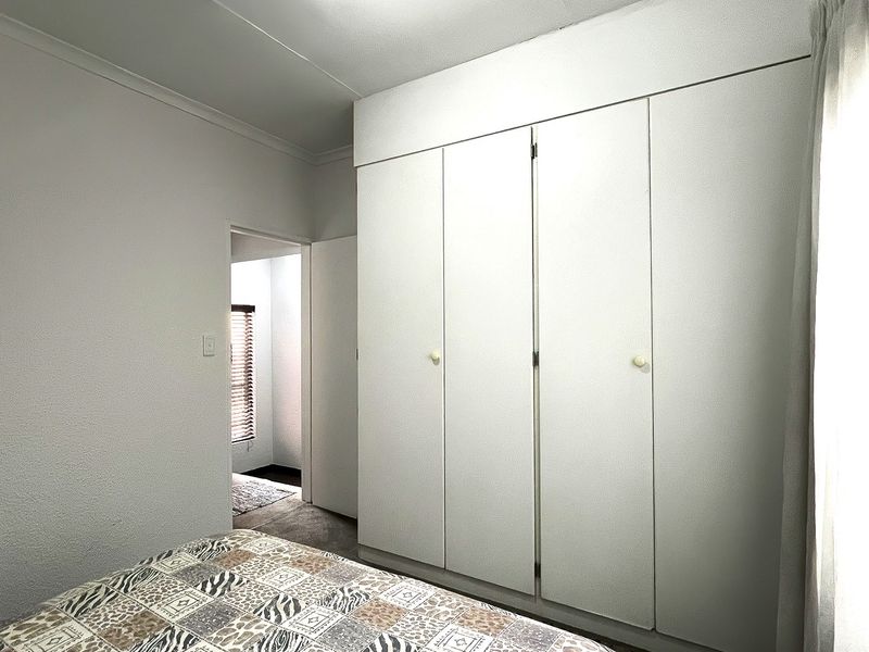 Lovely 2 Bedroom Family Duplex Home with Pet Friendly Garden - Photo 9