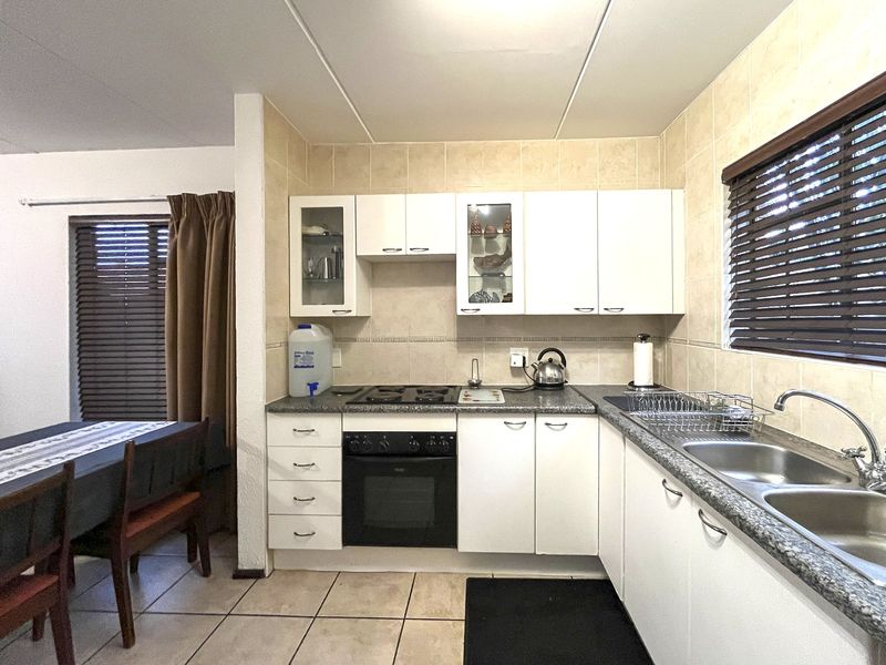 Lovely 2 Bedroom Family Duplex Home with Pet Friendly Garden - Photo 6