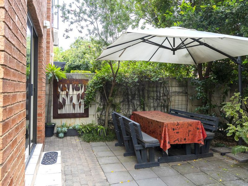 Lovely 2 Bedroom Family Duplex Home with Pet Friendly Garden - Photo 3